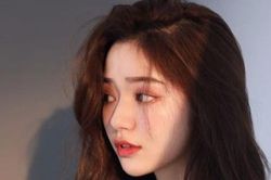 Trước khi rời khỏi nhà, chị giúp việc lấm la lấm lét kéo tôi vào phòng rồi dúi vào tay tôi một chùm chìa khóa mới toanh