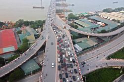 Xe cộ ùn ứ sau khi rào chắn cầu Vĩnh Tuy