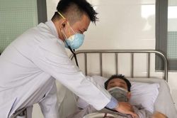 60 phút căng thẳng cứu bệnh nhân bị xuất huyết tiêu hóa ồ ạt