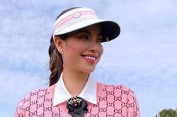 Thời trang che nắng trên sân golf của Hoa hậu Phạm Hương
