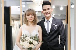 Mạc Văn Khoa và bà xã lên xe hoa sau 7 năm bên nhau: 'Anh nợ em 1 đám cưới, bây giờ anh tuyên bố xóa nợ'