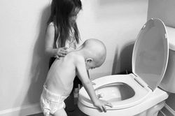Em bé mắc ung thư 'da bọc xương' trong bức ảnh viral từng lấy nước mắt cả thế giới bây giờ ra sao? Tình trạng hiện nay ít ai có thể ngờ