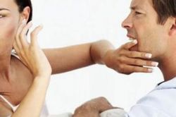 Vợ giận nên đòi ngủ riêng, tôi xuống làm hòa thì rụng rời khi thấy cảnh tượng bên trong