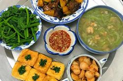 Tản văn Cuối tuần: 'No bụng đói con mắt'