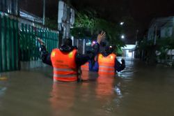 Ngập giữa trung tâm thành phố, người dân không kịp trở tay