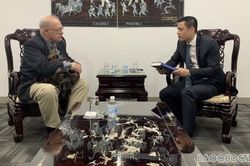 Đại sứ Đặng Hoàng Giang tiếp thân mật người bạn thân thiết của Việt Nam, ông John McAuliff