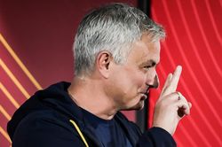 Mourinho mỉa mai phóng viên