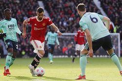 ĐIỂM NHẤN MU 1-1 Leicester: Ngày Bruno Fernandes đá số 9 ảo. MU hụt hơi đua Top 4