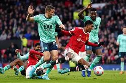 Fernandes bị chế nhạo vì đòi phạt đền khi Elanga phạm lỗi với Rashford