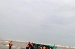 Lật thuyền trên biển Hà Tĩnh, ngư dân mất tích