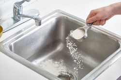 Ngày cuối tuần học mẹo làm sạch bồn rửa như mới