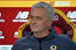 HLV Mourinho sỉ nhục phóng viên trong cuộc họp báo