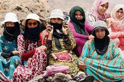 Phụ nữ Maroc ngâm mình trong nước biển 5 giờ mỗi ngày để mưu sinh
