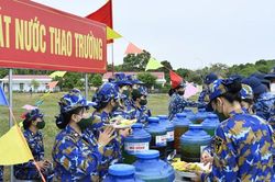 'Bát nước thao trường' thắm tình đồng đội ở Vùng 5 Hải quân