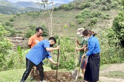 Đoàn thanh niên lắp đèn năng lượng mặt trời và trao quà tại xã Sa Lông