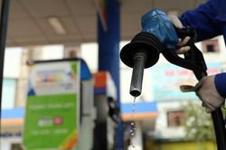 Giá xăng dầu hôm nay 3/4: Cập nhật giá xăng dầu trong nước, quốc tế