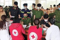 'Giọt hồng an ninh - Vì hạnh phúc của nhân dân'
