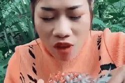 Cô gái cầm trái cây ăn ngon lành nhưng nhìn kỹ mới phát hiện chi tiết khiến ai cũng 'nổi da gà'