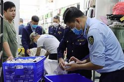 Triệt phá cơ sở 'hô biến' sạc điện thoại 'rởm' thành hàng chính hãng