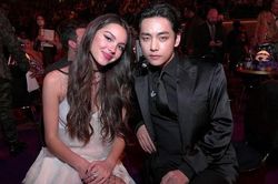 Gì đây, V BTS công khai tình tứ với Olivia Rodrigo tại Grammy 2022