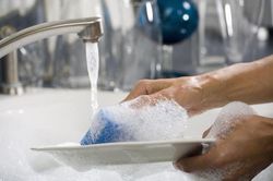 Dùng nước rửa chén kiểu này, người phụ nữ sốc khi mắc ung thư