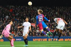 Đánh bại Sevilla 1-0, Barca vươn lên vị trí thứ 2 La Liga