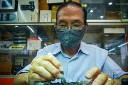 Cụ ông 70 tuổi, gần nửa thế kỷ 'chữa bệnh' cho máy ảnh phim ở TP. HCM