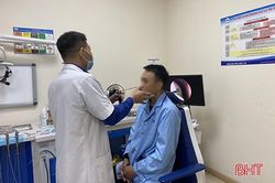 Gắp con đỉa ra khỏi mũi người đàn ông ở Hà Tĩnh