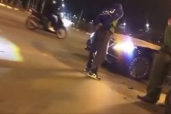 Xảy ra va chạm, nam thanh niên bị tài xế Mercedes mắng xối xả: 'Bán cả cái SH chưa chắc đã sửa được'