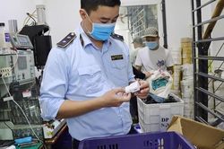 Thu giữ trên 11.200 sản phẩm sạc điện thoại, ipad giả mạo nhãn hiệu