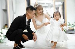 Con gái Mạc Văn Khoa đi chụp ảnh cưới cùng bố mẹ