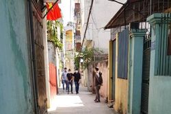 Hà Nội: Đang ngủ trong nhà, cô gái trẻ bị kẻ trộm kề dao cướp tài sản