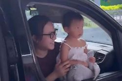 Leon - Lisa 'đốn tim' người hâm mộ với biểu cảm trái ngược khi nhìn thấy bố mẹ sau nhiều ngày xa cách