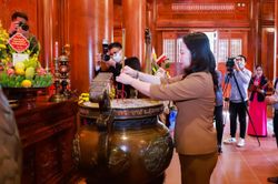 Phó Chủ tịch nước Võ Thị Ánh Xuân dâng hương tại Khu di tích Kim Liên