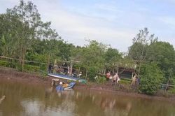 Bàng hoàng phát hiện vợ, con và cháu tử vong sau nhà