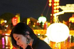 Truy tìm nữ du khách mặc phản cảm chụp ảnh ở phố cổ Hội An