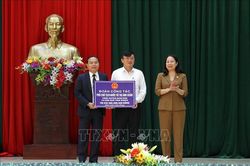 Phó Chủ tịch nước Võ Thị Ánh Xuân thăm, tặng quà tại Nghệ An