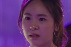 Lần đầu tiên gặp, mẹ chồng tương lai cho một phong bì màu đỏ rất dày, sau khi mở ra tôi ghê tởm ném vào thùng rác