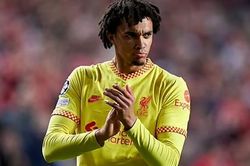 Alexandre-Arnold chuyền bóng siêu đẳng trước Benfica, cộng đồng mạng trầm trồ