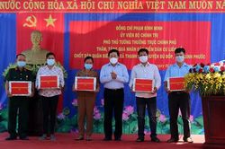 Phó Thủ tướng Thường trực thăm, tặng quà cư dân biên giới, đồn biên phòng tại Bình Phước