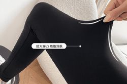 Lấn át legging, 'quần cá mập' tôn dáng ngày càng thịnh hành