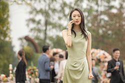 Ngoại tình với con trai sếp, con dâu bị mẹ chồng bắt tại trận
