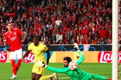 Thắng Benfica 3-1, Liverpool đặt một chân vào bán kết Cúp C1