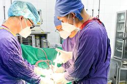 Tinh hoàn tím đen mới đi bệnh viện, chàng trai nhận kết đắng