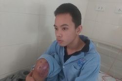 Bán hết trâu, vét sạch gạo, cha vẫn tuyệt vọng vì không đủ tiền cho con chữa bệnh