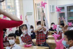 Háo hức, rụt rè ngày đầu đến trường của học sinh lớp 1 nội thành Hà Nội