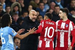 Pep Guardiola nổi đóa khi học trò bị sút vào bóng vào mặt