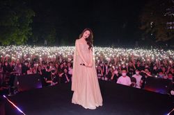 Hòa Minzy nức nở hát live, nhưng dân mạng lại than thở không nghe thấy giọng của nữ ca sĩ?