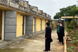 Nghi phạm dùng quần treo cổ ngay tại phòng tạm giữ