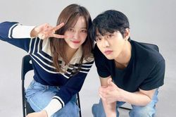 Hẹn Hò Chốn Công Sở: Ahn Hyo Seop giở trò đụng chạm Kim Se Jeong ở hậu trường, chưa kể còn làm nũng